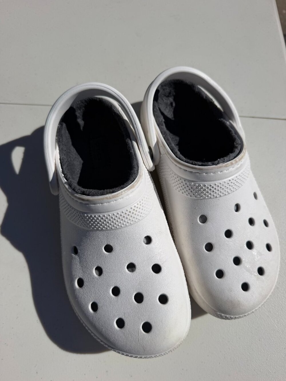 Crocs Classic Lined Clogs in white with gray fuzzy lining. Women Size 8 #comfy